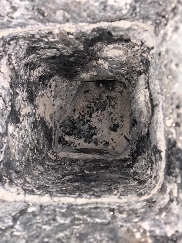 Conduit carré couvert de suie avant ramonage