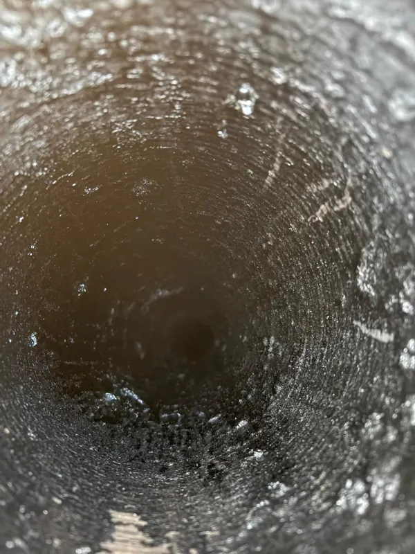 Vue intérieure d'un conduit tubé inox, spirale visible