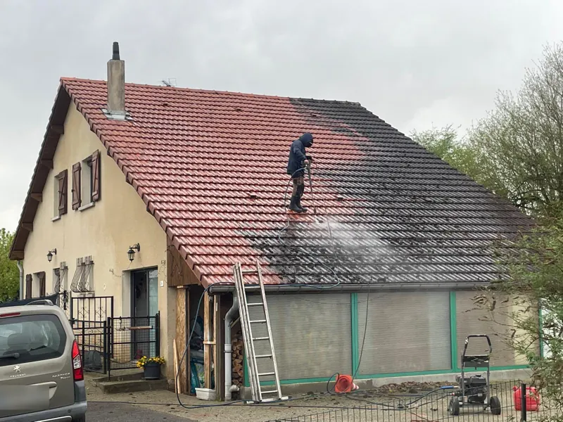 Ouvrier sur un toit au nettoyeur, moitié propre moitié sale