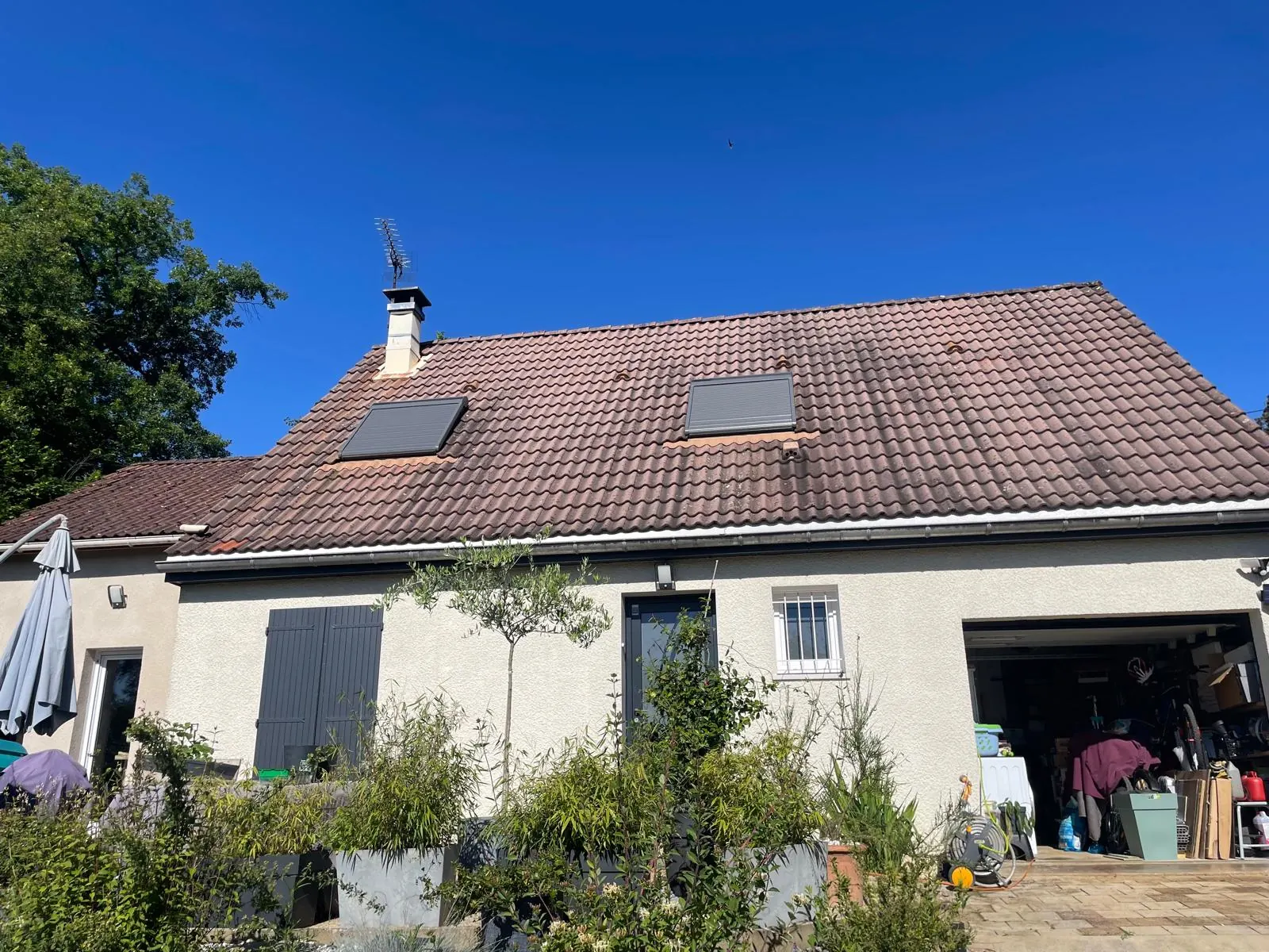 Maison avec jardin, toit brun
