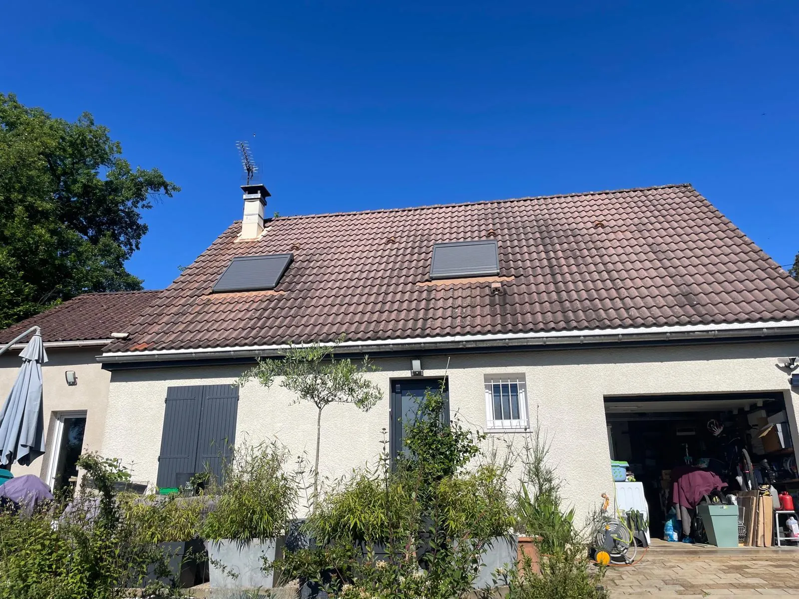 Maison avec jardin, toit brun, autre angle