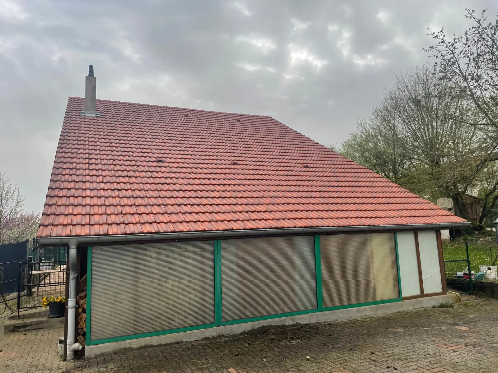 Toiture d'une maison entièrement nettoyée, chantier terminé