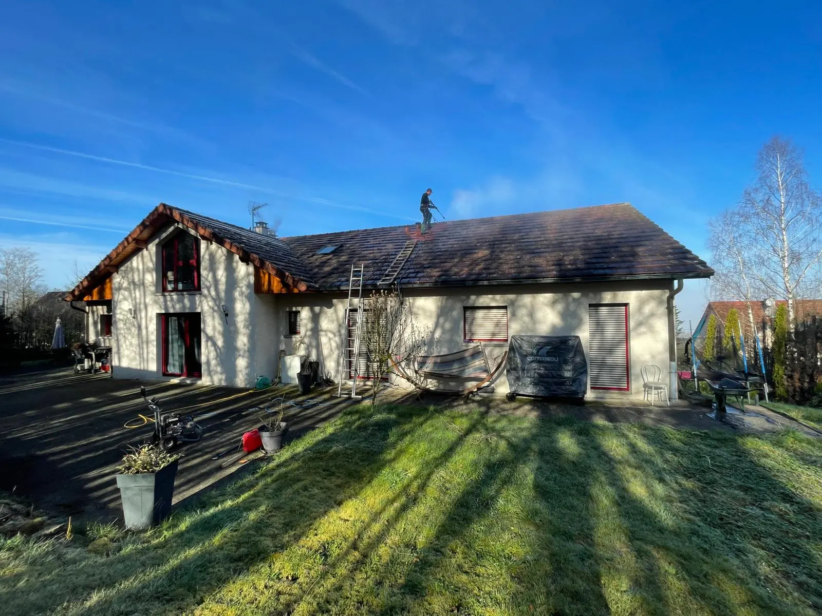 Chalet, ouvrier sur le toit au lever du soleil